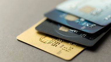 Kreditkarte ist nicht gleich Kreditkarte: Die wichtigsten Unterschiede - Foto: Kenishirotie / iStock