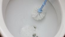 Urinstein entfernen: Hartnäckige Ablagerungen loswerden - Foto: Yana Tikhonova / iStock
