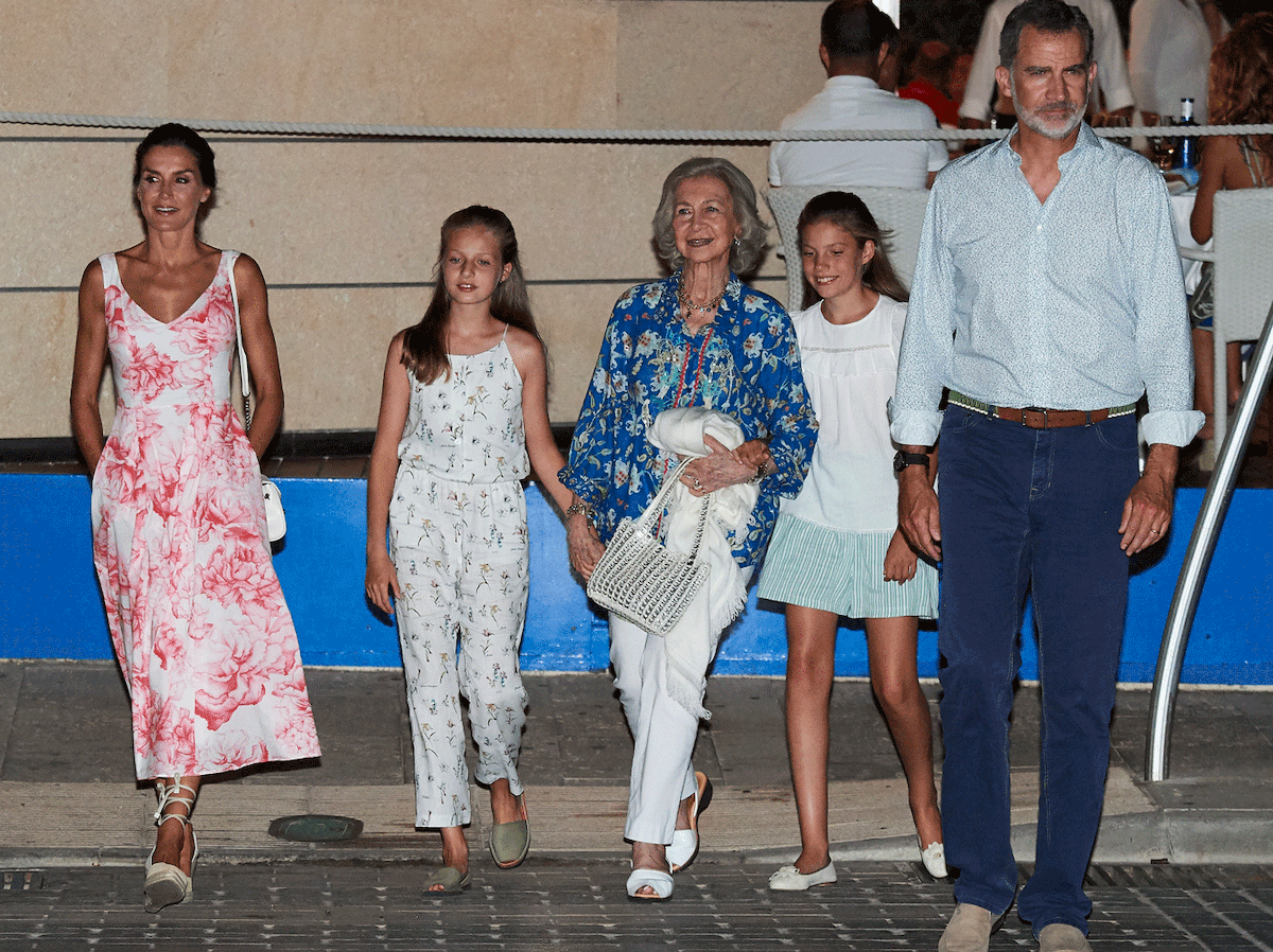 Die spanische Königsfamilie nach einem Restaurantbesuch.