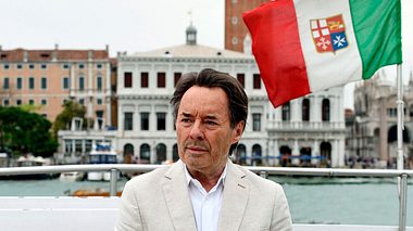 Uwe Kockisch als Commissario Brunetti in der ARD-Reihe Donna Leon. - Foto:  ARD Degeto / Nicolas Maack