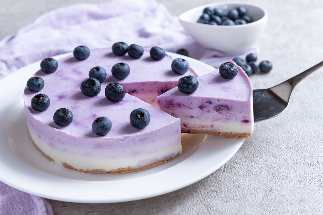 Vanille-Blaubeerkuchen mit Keksboden. Vanille-Blaubeerkuchen mit Boden aus Keksen.