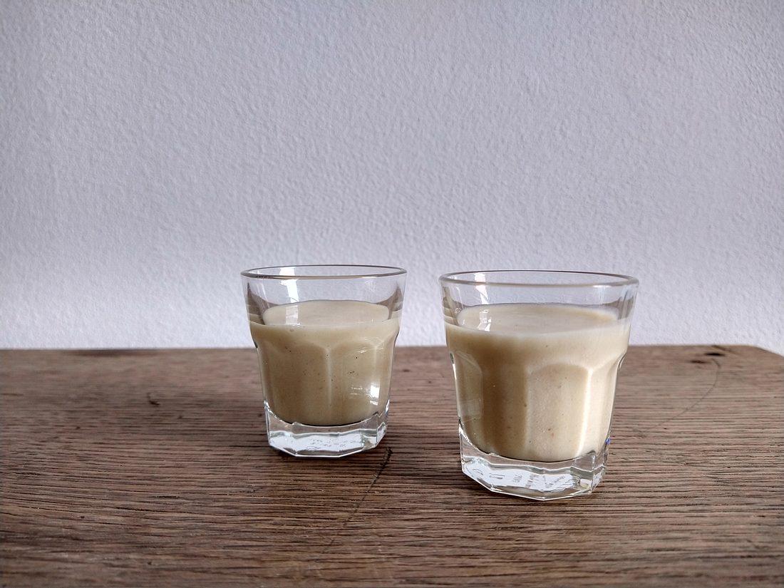 Cremiger Vanillelikör im Glas. Cremiger Vanillelikör im Glas.