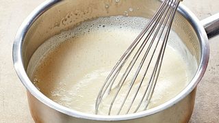 Vanillesoße schmeckt selbst gemacht am besten. - Foto: mikafotostok / iStock