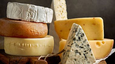 Für guten Käsen gibt es verschiedene Qualitätsmerkmale - Foto: Magone / iStock