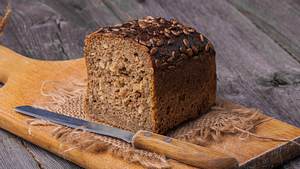 Vollkornbrot selber zu backen ist nicht schwer. - Foto: Aneta_Gu / iStock