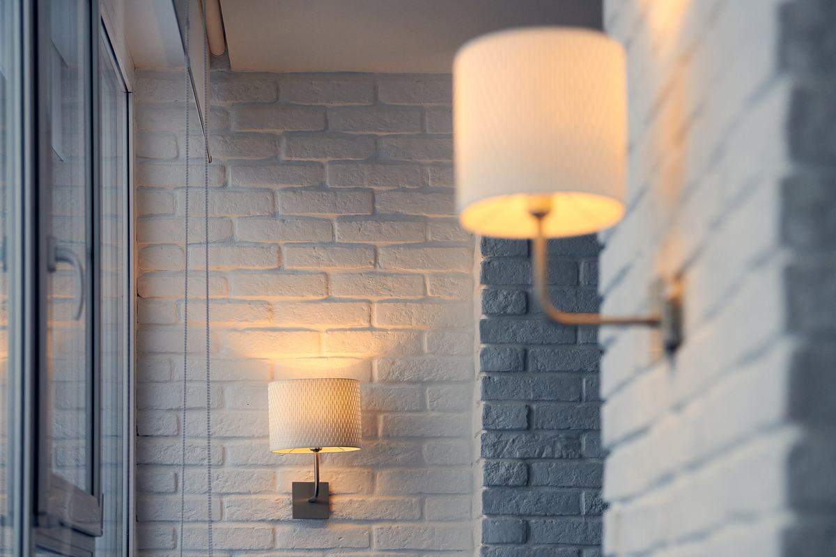 Wandlampe hängt an einer Wand.