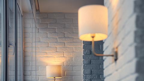 Wandlampe hängt an einer Wand. - Foto: iStock/Travelarium