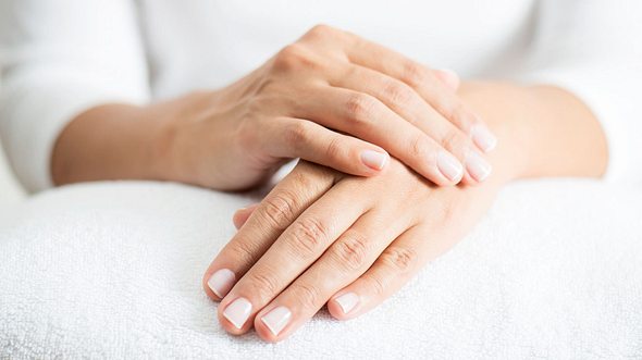 Die 7 Warnsignale unserer Hände - Foto: Simarik / iStock