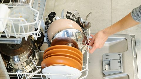 Warum wird mein Geschirr nicht sauber? - Foto: yunava1/iStock