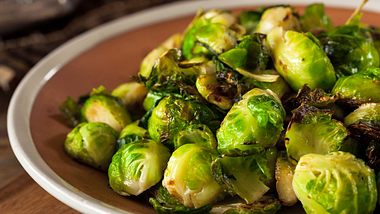 Womit Rosenkohl köstlich kombiniert werden kann.  - Foto: bhofack2 / iStock