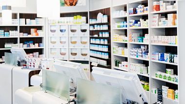 Medikamente im Regal einer Apotheke - Foto: Getty Images | Tom Werner