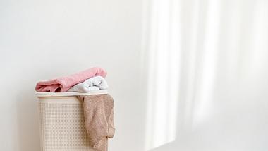 Wäschekorb mit Handtüchern - Foto: iStock/LumenSt
