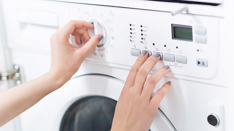 Waschmaschine richtig pflegen - Foto: PIKSEL/iStock