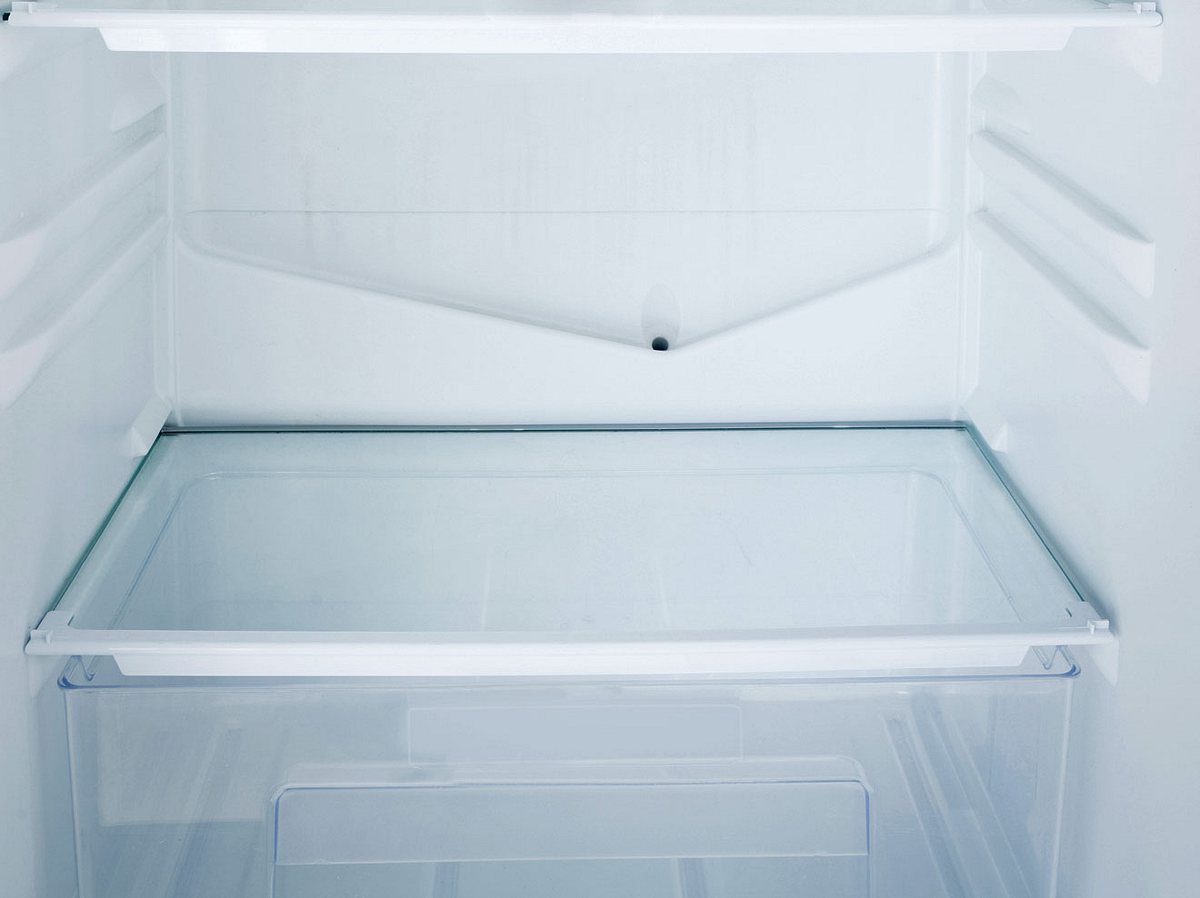 Sammelt sich Wasser im Kühlschrank, ist oft eine verstopfte Ablaufrinne das Problem.