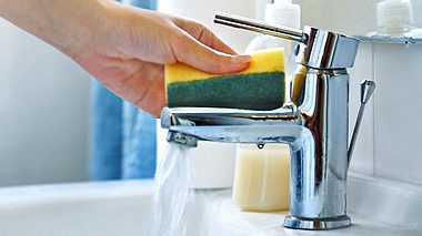 Mit diesen Tricks entkalken Sie Ihren Wasserhahn ohne Probleme. - Foto: gilaxia / iStock