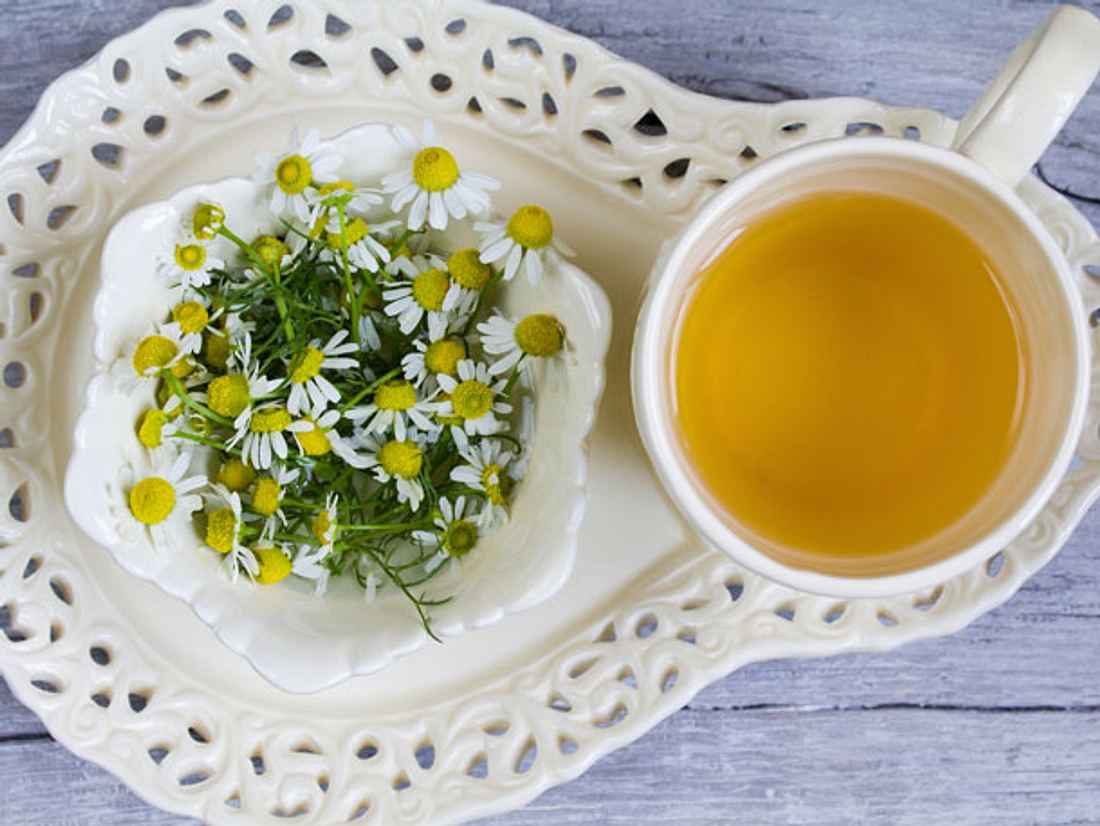 Schmeckt gut und lindert die Beschwerden: Kamillentee gegen spröde Mundwinkel.
Foto: nymphae_fairy / iStock Wehwehchen: eingerissener Mundwinkel. Hilfe: Kamillentee.