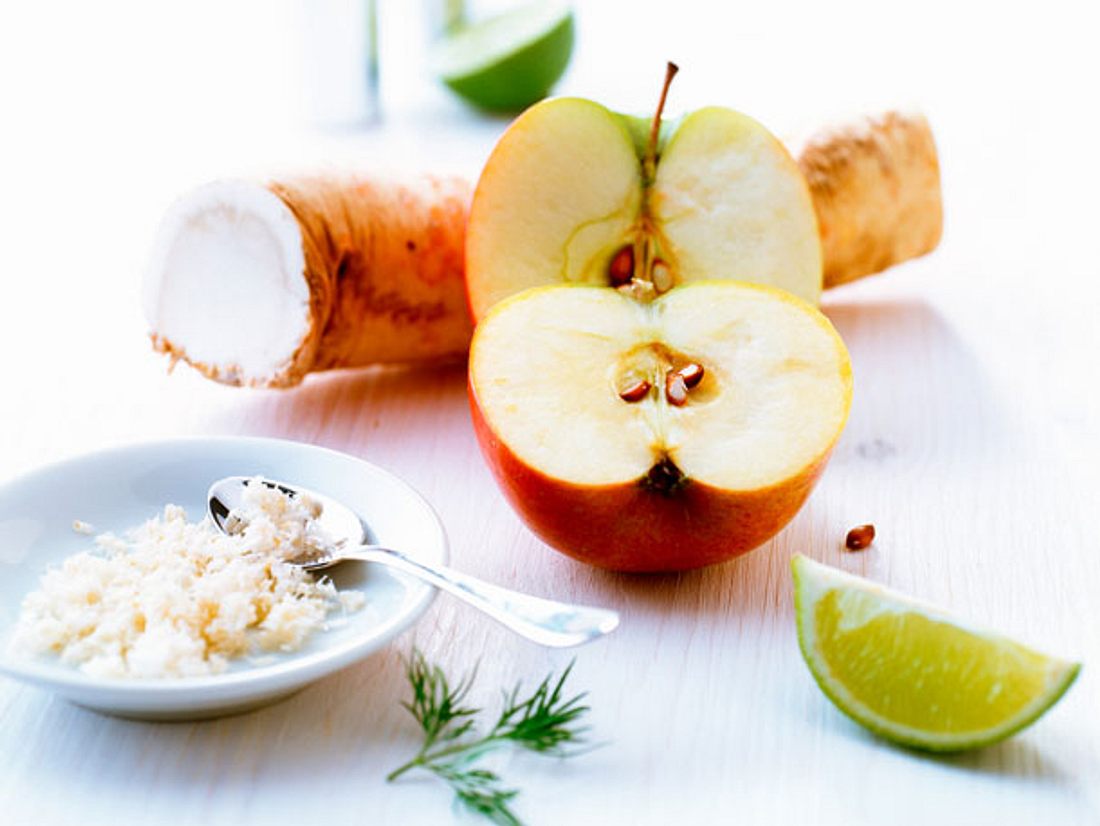 Ein geriebener Apfel ist nicht nur lecker, sondern dient auch als natürliches
Mittel gegen Sodbrennen.Foto: JackJelly / iStock Wehwehchen Sodbrennen: Ein geriebener Apfel dient als Feuerlöscher.