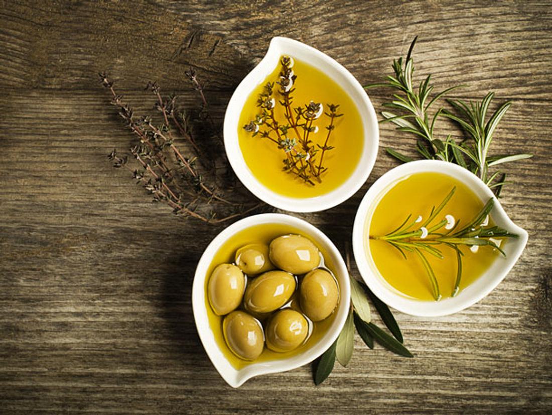 Alles (in) Butter? Greifen Sie lieber öfter zu pflanzlichen Fetten, wie zum
Beispiel Olivenöl. Foto: dulezidar / iStock Butter, ade! Dem Stoffwechsel zuliebe