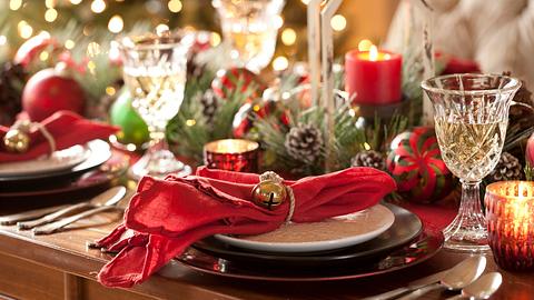 Weihnachtliche Tischdeko in rot.  - Foto: Liliboas / iStock