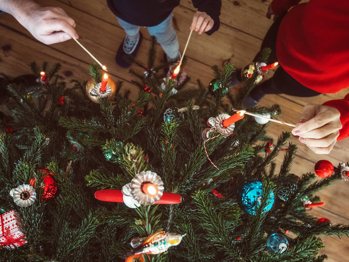 Familie dekoriert Weihnachtsbaum