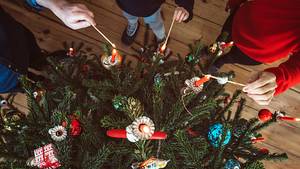 Familie dekoriert Weihnachtsbaum - Foto: iStock/ golero