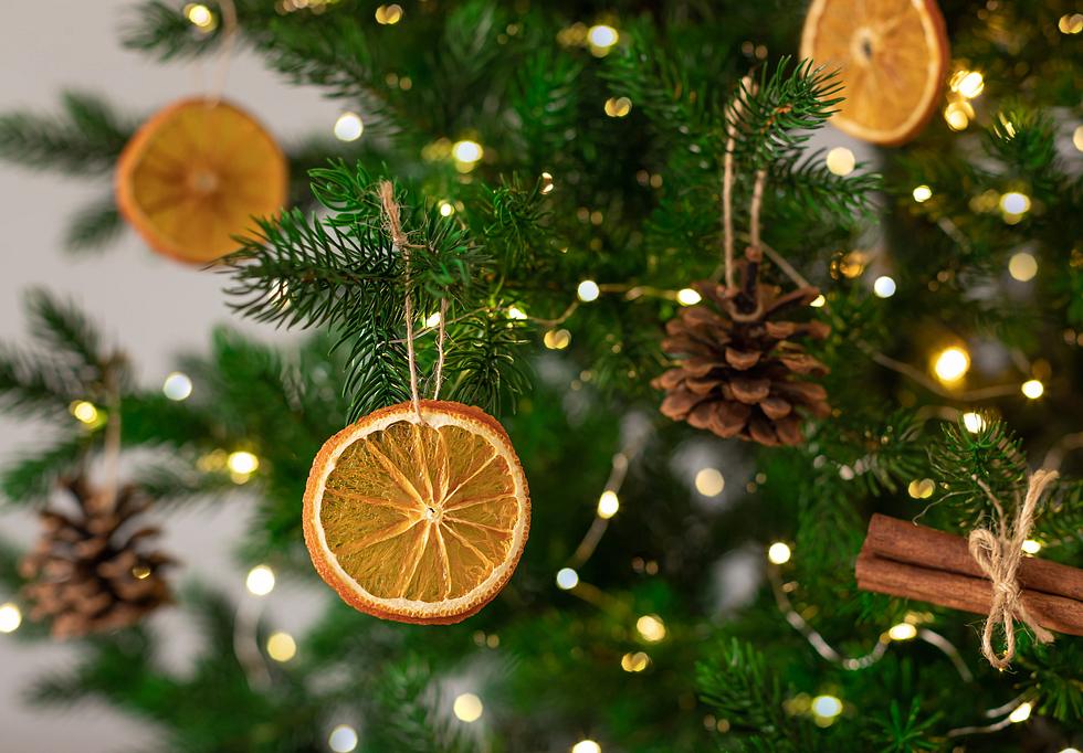 Lichterkette am Weihnachtsbaum anbringen: So geht's besser
