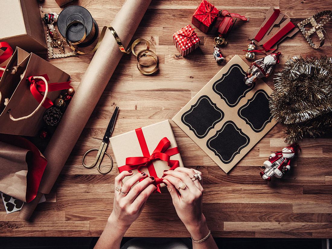 Im Vereinigten Königreich ist es ein Weihnachtsbrauch, dass Arbeitgeber ihren
Angestellten am 26. Dezember Geschenke machen. Weihnachtsbrauch in Großbritannien: Boxing Day.