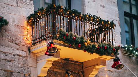 Weihnachtsdeko für den Balkon. - Foto: Bogdan Kurylo / iStock