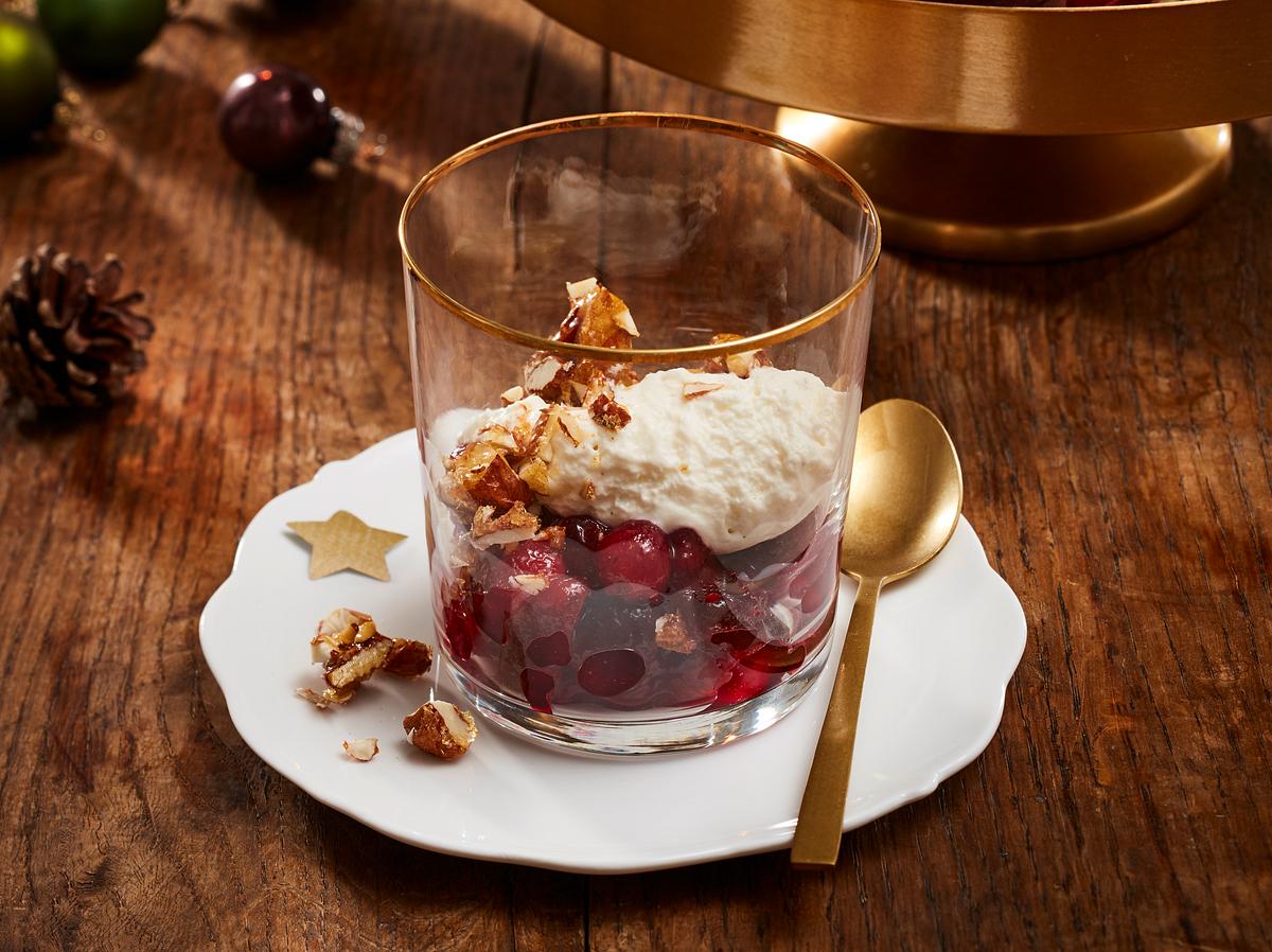 Weiße Mousse mit Gewürz-Cranberry-Ragout und Spekulatiuskrokant 