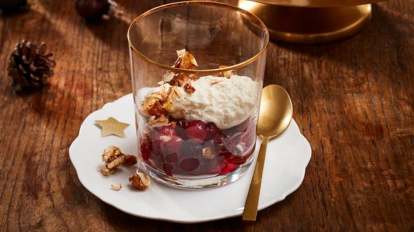 Weiße Mousse mit Gewürz-Cranberry-Ragout und Spekulatiuskrokant  - Foto: House of Food 