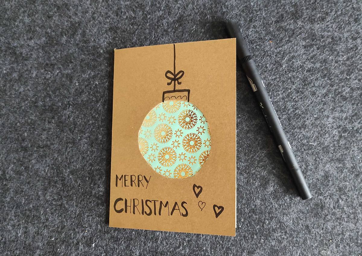 Weihnachtskarte mit einer Kugel