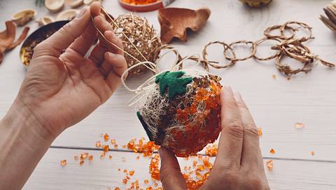 Weihnachtskugeln lassen sich auf vielfältige Weise selbst basteln. - Foto: iStock / Prostock-Studio