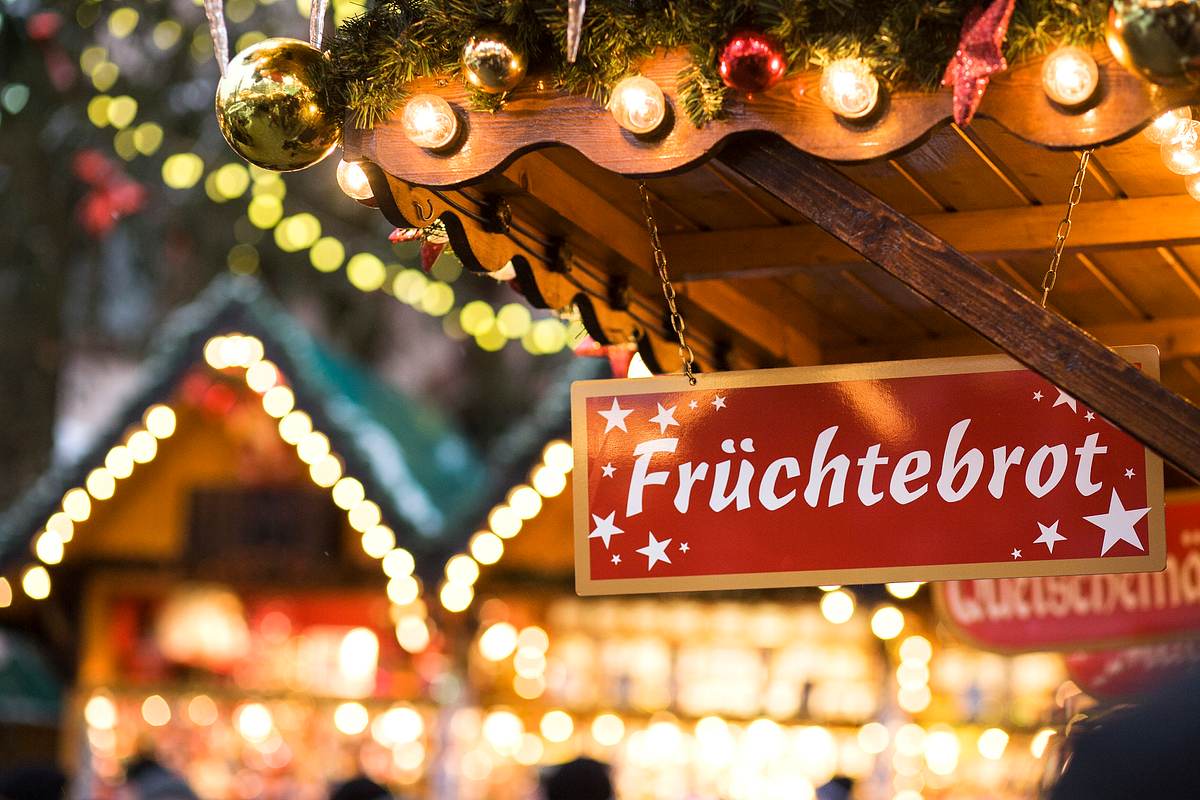 Stand mit Früchtebrot auf dem Weihnachtsmarkt.