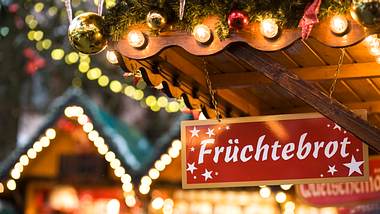 Stand mit Früchtebrot auf dem Weihnachtsmarkt. - Foto: ollo/iStock