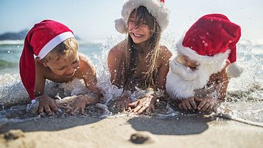 Weihnachtstradition: Festlich feiern am australischen Strand. - Foto: Imgorthand / iStock