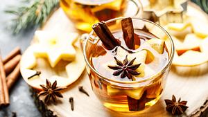 Weißen Glühwein selber machen: So gehts. - Foto: ivandzyuba / iStock