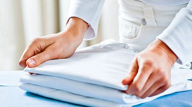 Wer das Bügeln meiden will, kann sich auch anders behelfen. - Foto: izusek / iStock
