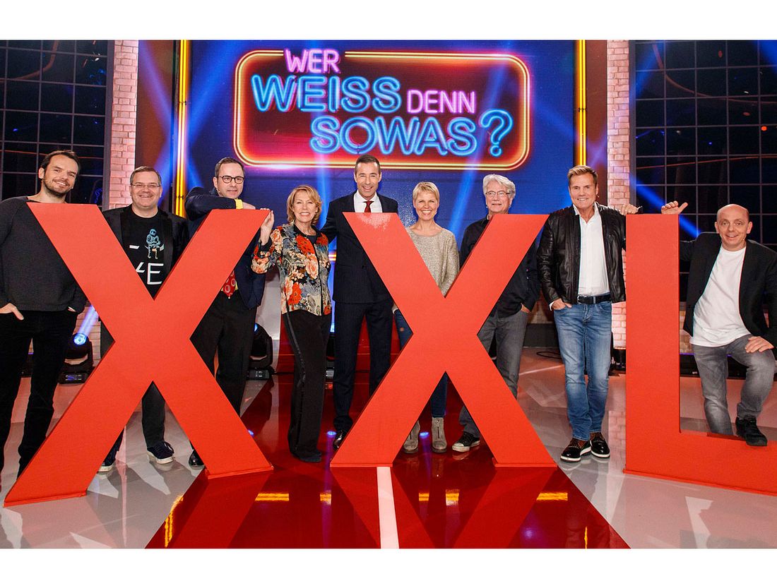 'Wer weiß denn sowas XXL' läuft am Samstag, den 30.12.2017 um 20:15 Uhr im
Ersten. Gäste von links nach rechts: Steffen Henssler, Elton, Kurt Krömer, Gaby
Dohm, Kai Pflaume, Cordula Stratmann, Jürgen Prochnow, Dieter Bohlen, Bernhard
Hoecker. 'Wer weiß denn sowas XXL - Das unvorstellbare Wissensquiz mit Kai Pflaume', am Samstag (30.12.17) um 20:15 Uhr im Ersten.