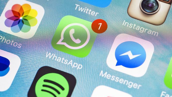 Über WhatsApp verbreitet sich gerade ein dubioser Kettenbrief. - Foto: bombuscreative / iStock