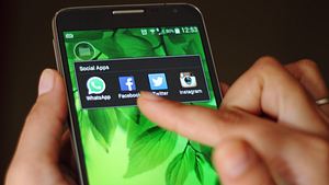 Ein Handy mit der App WhatsApp. - Foto: iStock / naveen0301