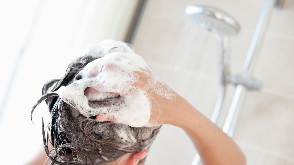 Wie oft sollte man Haare waschen?  - Foto: iStock/ southerlycourse