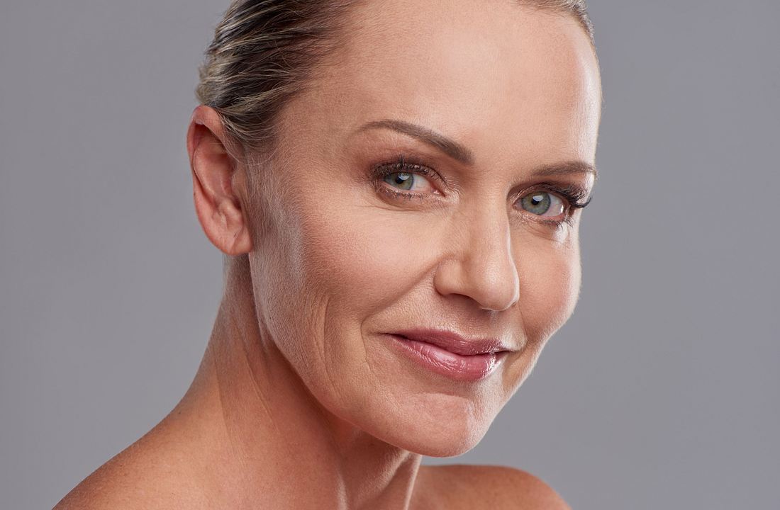 Wimpernlifting selber machen für Zuhause Wimpernlifting selber machen: Frau mit geschwungenen Wimpern