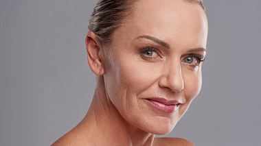 Wimpernlifting selber machen: Frau mit geschwungenen Wimpern - Foto: iStock/jeffbergen 