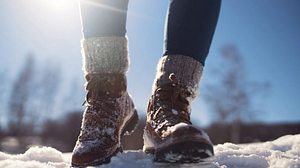 Winterstiefel im Schnee - Foto: SrdjanPav / iStock