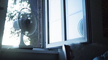 Ventilator am offenen Fenster.  - Foto: Rike_ / iStock