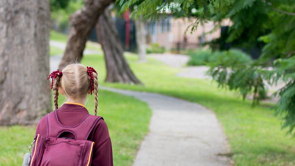 Mädchen geht in die Schule - Foto: iStock/ Daria Nipot