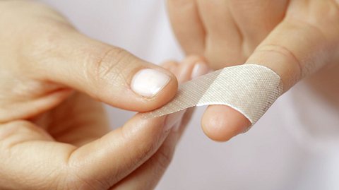 So können Sie eine Wunde am Finger oder an anderen Körperstellen behandeln. - Foto: temmuzcan / iStock