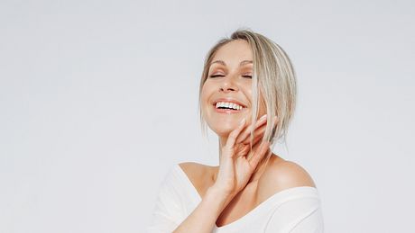Frau mit weißen Zähnen - Foto: iStock/ Galina Zhigalova