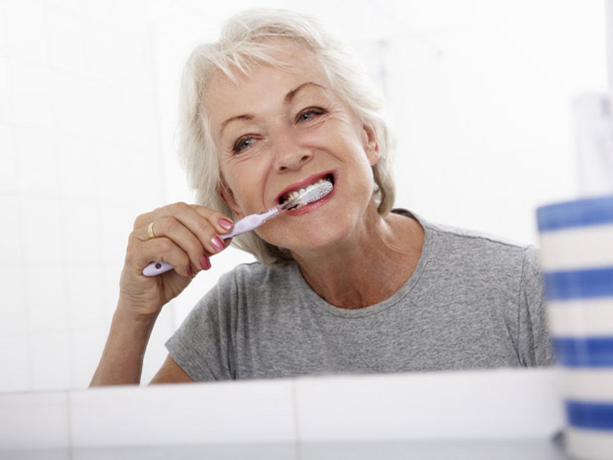 Zahnpflege: Ab 50 verändert sich die Beschaffenheit der Zähne. 
