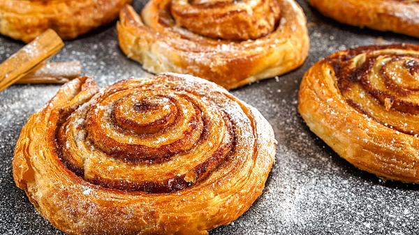 Mit diesen Rezepten können Sie leckere Zimtschnecken selber machen. - Foto: DronG / iStock